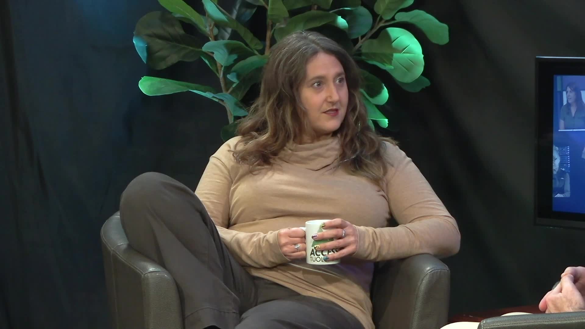 JoLynn Miller holding an Access Tuolumne mug